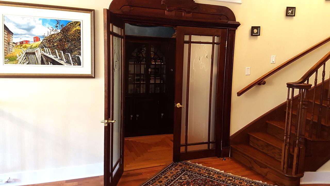 Monroe House Executive Guest Suites セントジョンズ エクステリア 写真